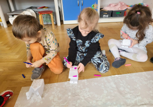 Dzieci ozdabiają chatki z piernika