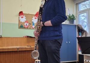 Dzieci zapoznają się z budową instrumentu