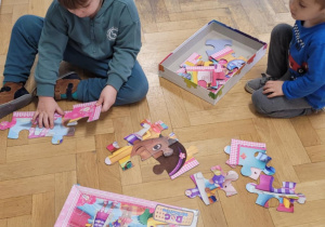 Dzieci układają puzzle