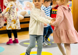 Dzieci tańczą i śpiewają dla dziadków