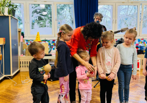 Dzieci grają na instrumentach