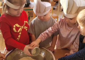 Dzieci przygotowują pizzę