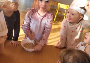 Dzieci przygotowują pizzę