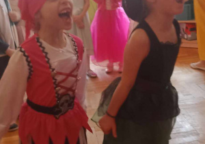 dzieci tańczą w przebraniach