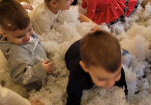 Dzieci bawią się w puchu