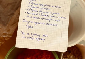 dzieci robią i jedzą ciasto