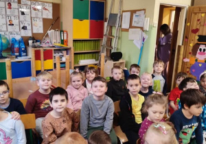 dzieci na przedstawieniu