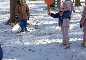 dzieci bawią się na śniegu