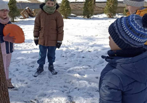 dzieci bawią się na śniegu