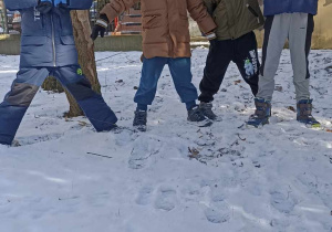 dzieci bawią się na śniegu