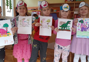dzieci trzymają kolorowankę