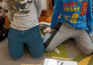 dzieci układają z liter nazwy dinozaurów