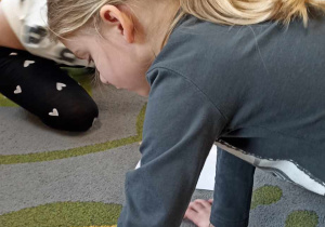 dzieci układają z liter nazwy dinozaurów