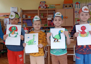 dzieci trzymają kolorowankę