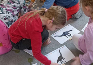 dzieci układają z liter nazwy dinozaurów