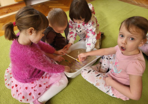 Zabawa dzieci podczas Dnia Dinozaura