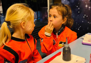 dzieci w strojach astronauty
