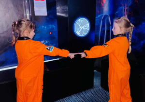 dzieci w strojach astronauty