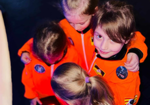 dzieci w strojach astronauty