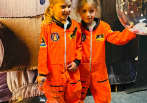 dzieci w strojach astronauty