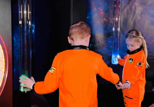 dzieci w strojach astronauty