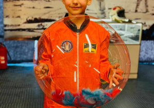 dzieci w strojach astronauty
