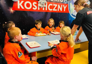 dzieci w strojach astronauty