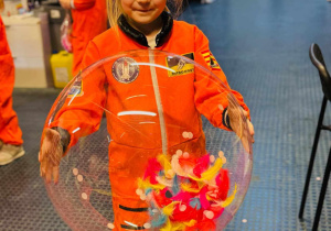 dzieci w strojach astronauty