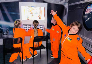 dzieci w strojach astronauty