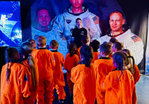 dzieci w strojach astronauty