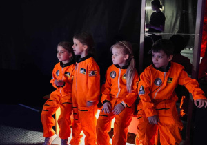 dzieci w strojach astronauty