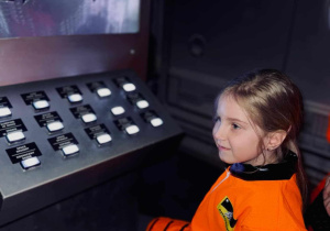 dzieci w strojach astronauty