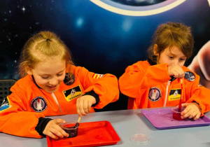 dzieci w strojach astronauty