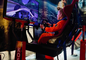 dzieci w strojach astronauty