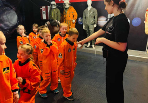 dzieci w strojach astronauty