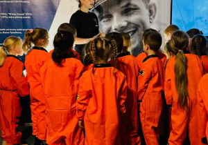 dzieci w strojach astronauty