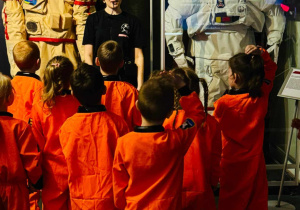 dzieci w strojach astronauty