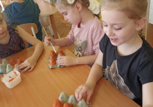 dzieci malują pojemnik po jajkach