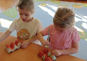 dzieci malują pojemnik po jajkach