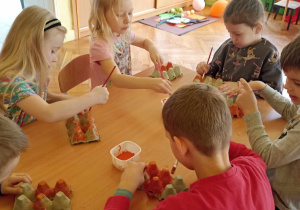 dzieci malują pojemnik po jajkach