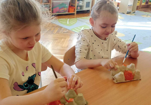 dzieci malują pojemnik po jajkach