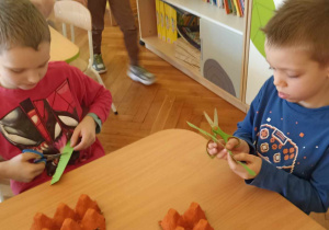dzieci wycinają trawkę