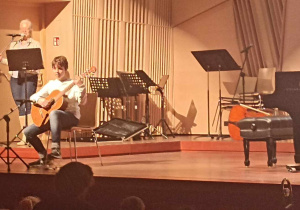 dzieci na scenie grają na instrumentach