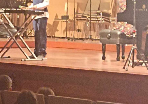 dzieci na scenie grają na instrumentach