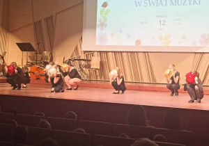dzieci na scenie grają na instrumentach