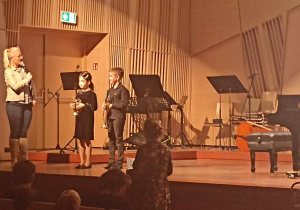 dzieci na scenie grają na instrumentach