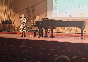 dzieci na scenie grają na instrumentach
