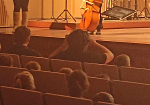 dzieci na scenie grają na instrumentach