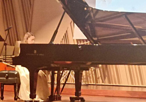 dzieci na scenie grają na instrumentach