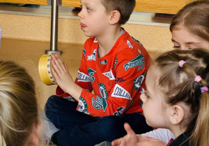 dzieci siedzą na podłodze